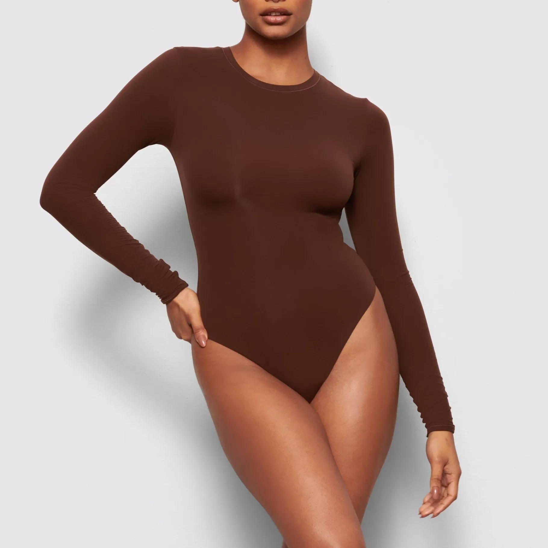 Skims bodysuits*FITS EVERYBODY LONG SLEEVE CREW NECK BODYSUIT | COCOA