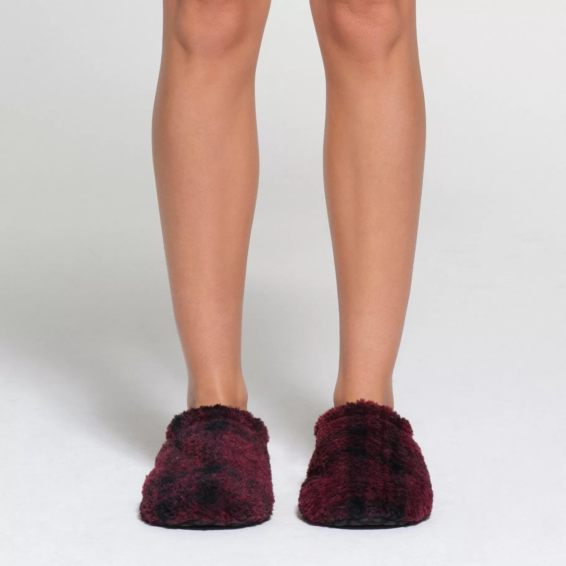 Skims slides*FLEECE SLEEP UNISEX SLIPPER | WINE PLAID WINE+PLAID