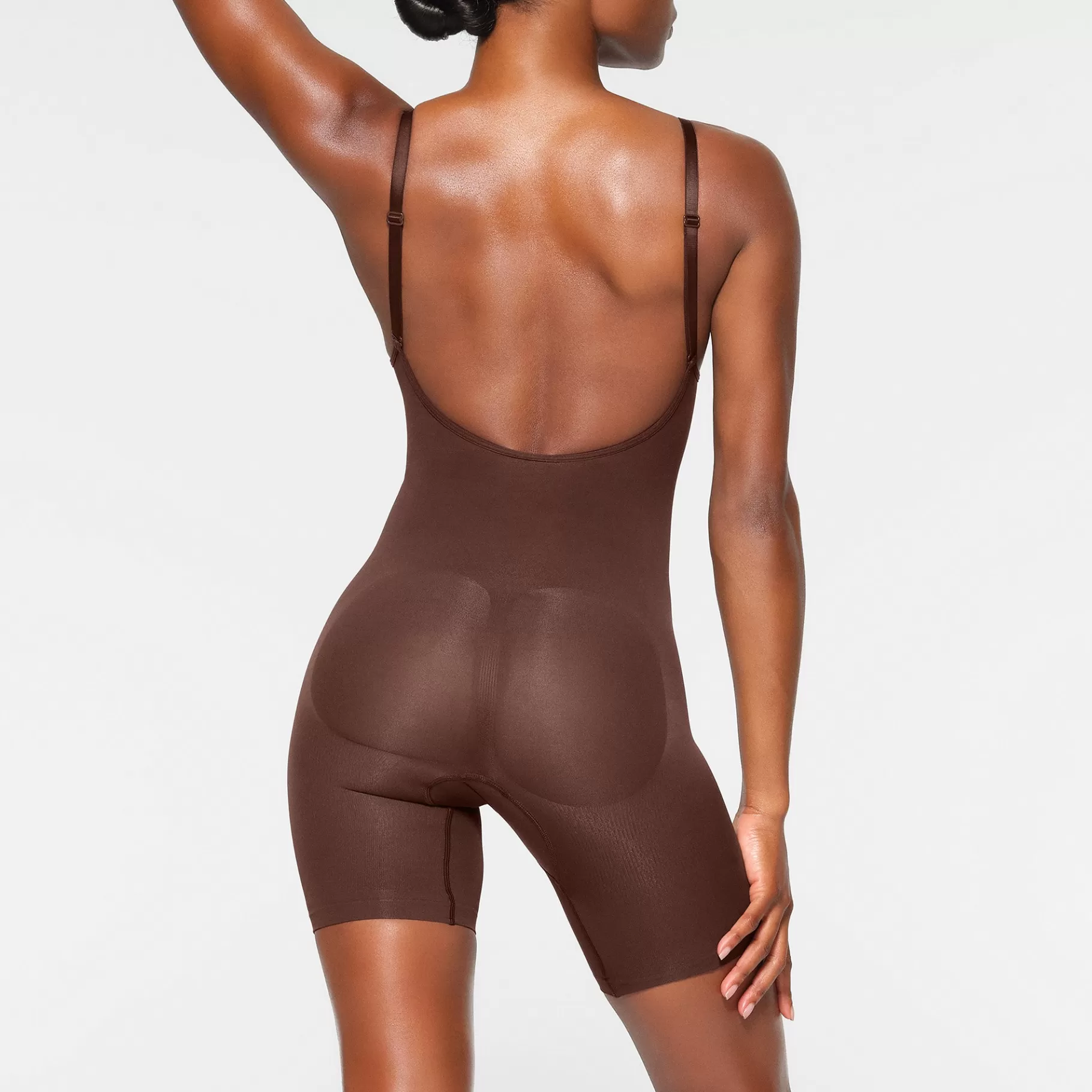 Skims backless shapewear*SEAMLESS SCULPT LOW BACK MID THIGH BODYSUIT | COCOA