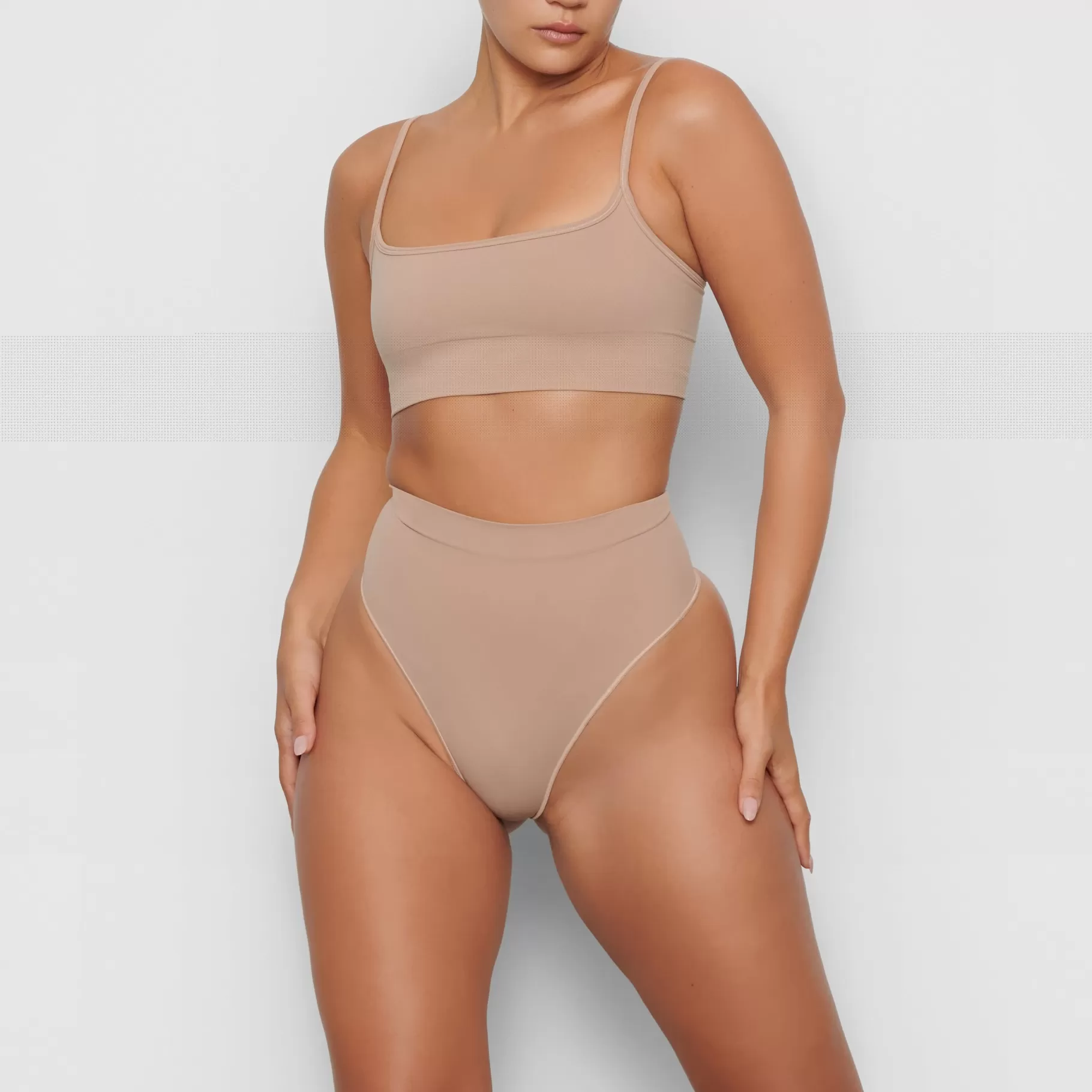 Skims seamless sculpt*SEAMLESS SCULPT MID WAIST THONG | CLAY