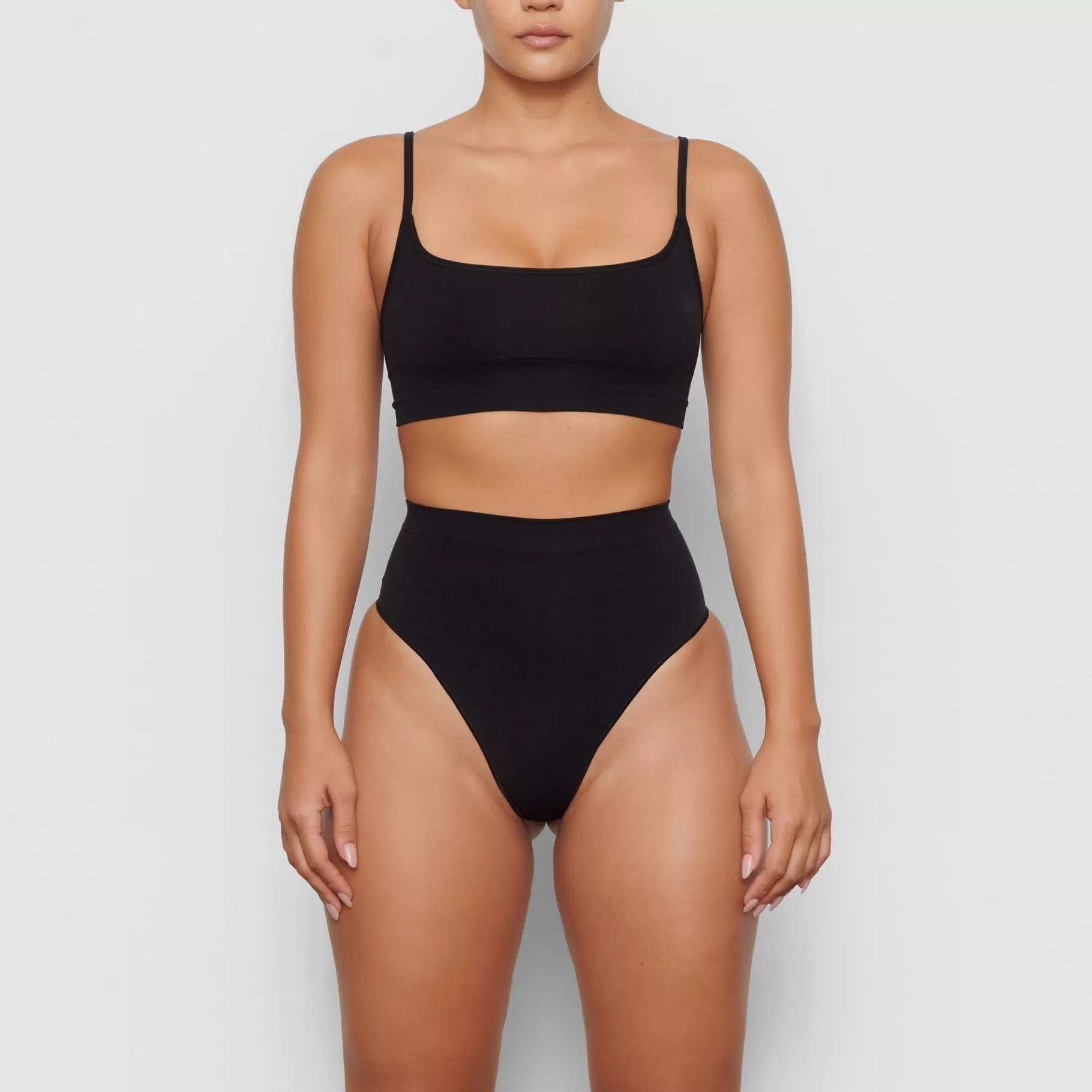 Skims seamless sculpt*SEAMLESS SCULPT MID WAIST THONG | ONYX