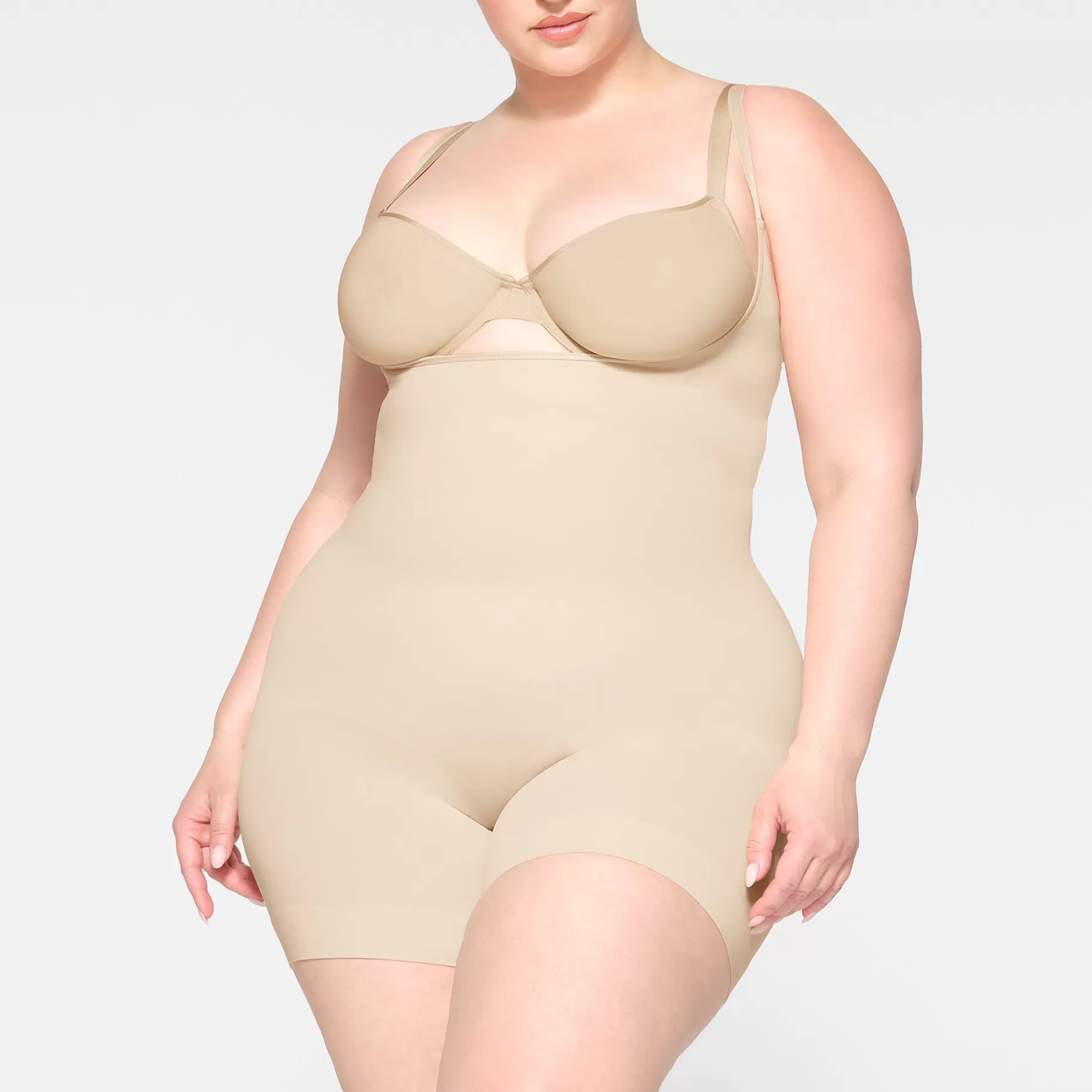 Skims seamless sculpt*SEAMLESS SCULPT OPEN BUST SHORTIE BODYSUIT | SAND