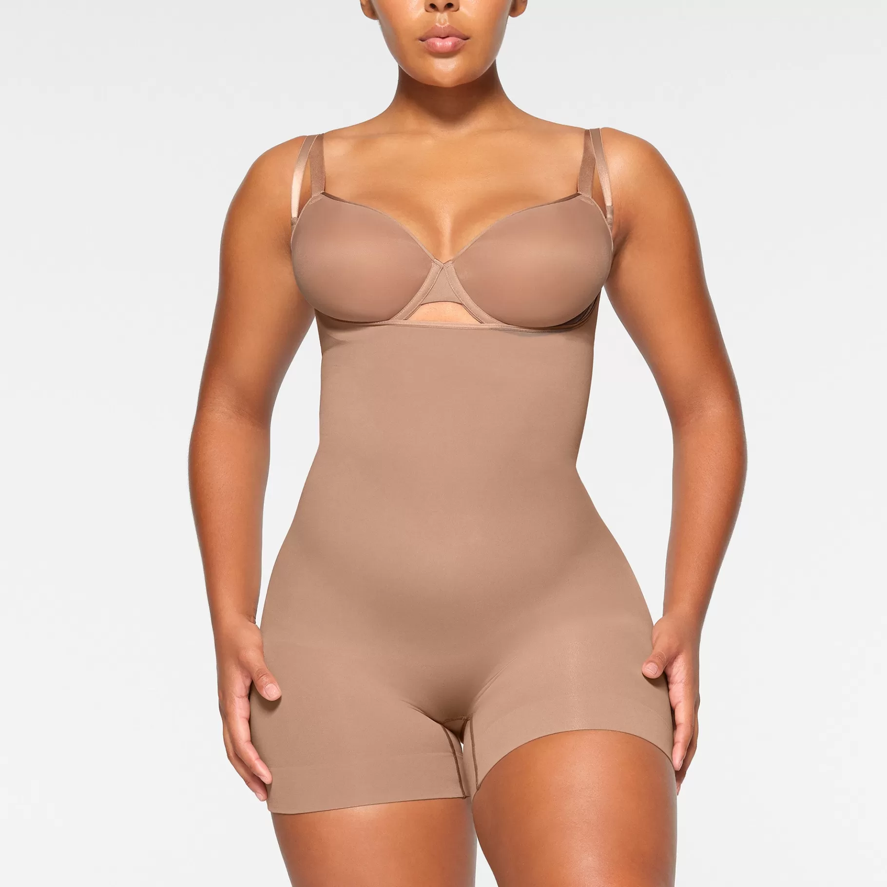 Skims seamless sculpt*SEAMLESS SCULPT OPEN BUST SHORTIE BODYSUIT | SIENNA