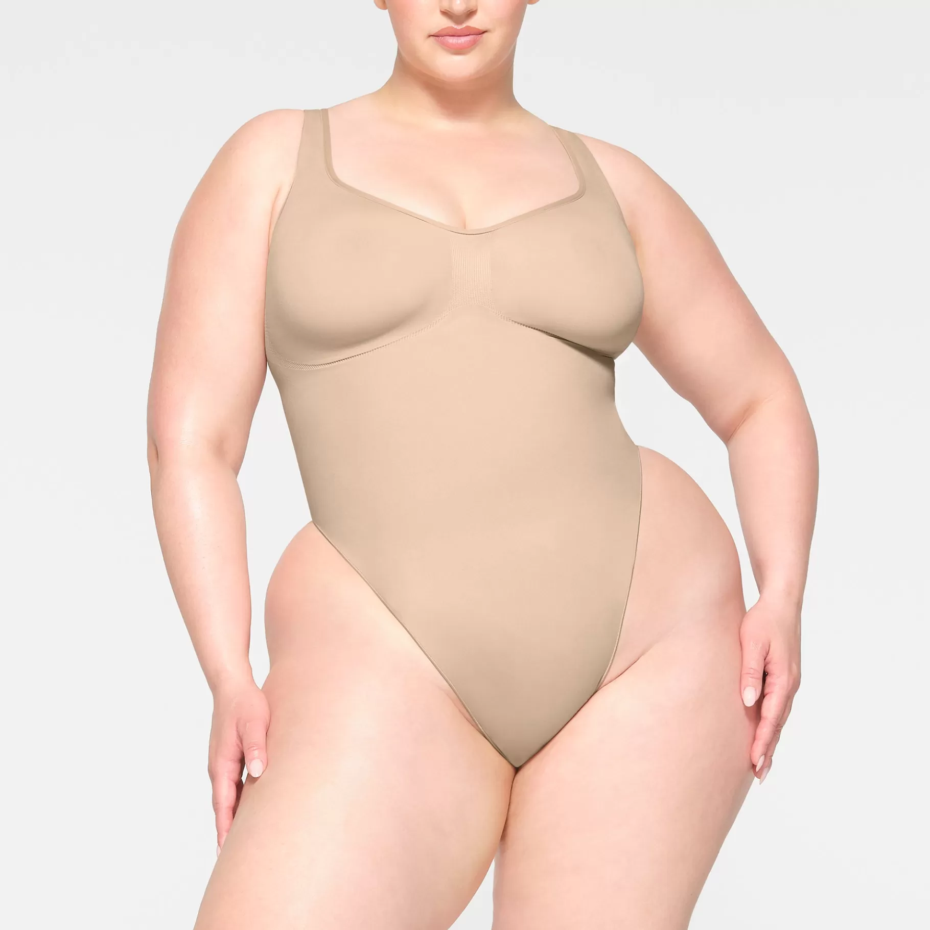 Skims shapewear bodysuits*SEAMLESS SCULPT SCOOP NECK THONG BODYSUIT | MICA