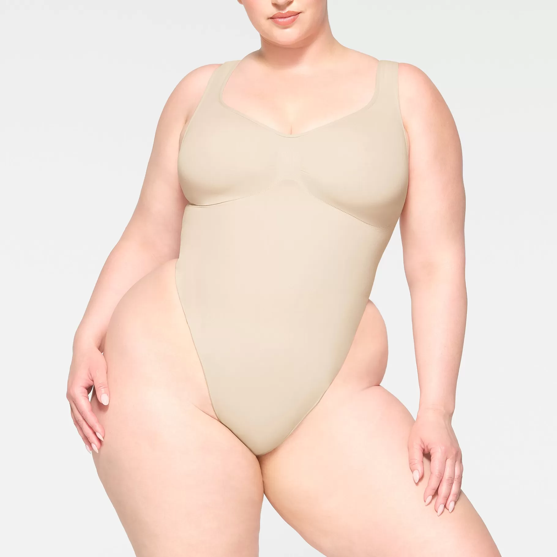 Skims seamless sculpt*SEAMLESS SCULPT SCOOP NECK THONG BODYSUIT | SAND