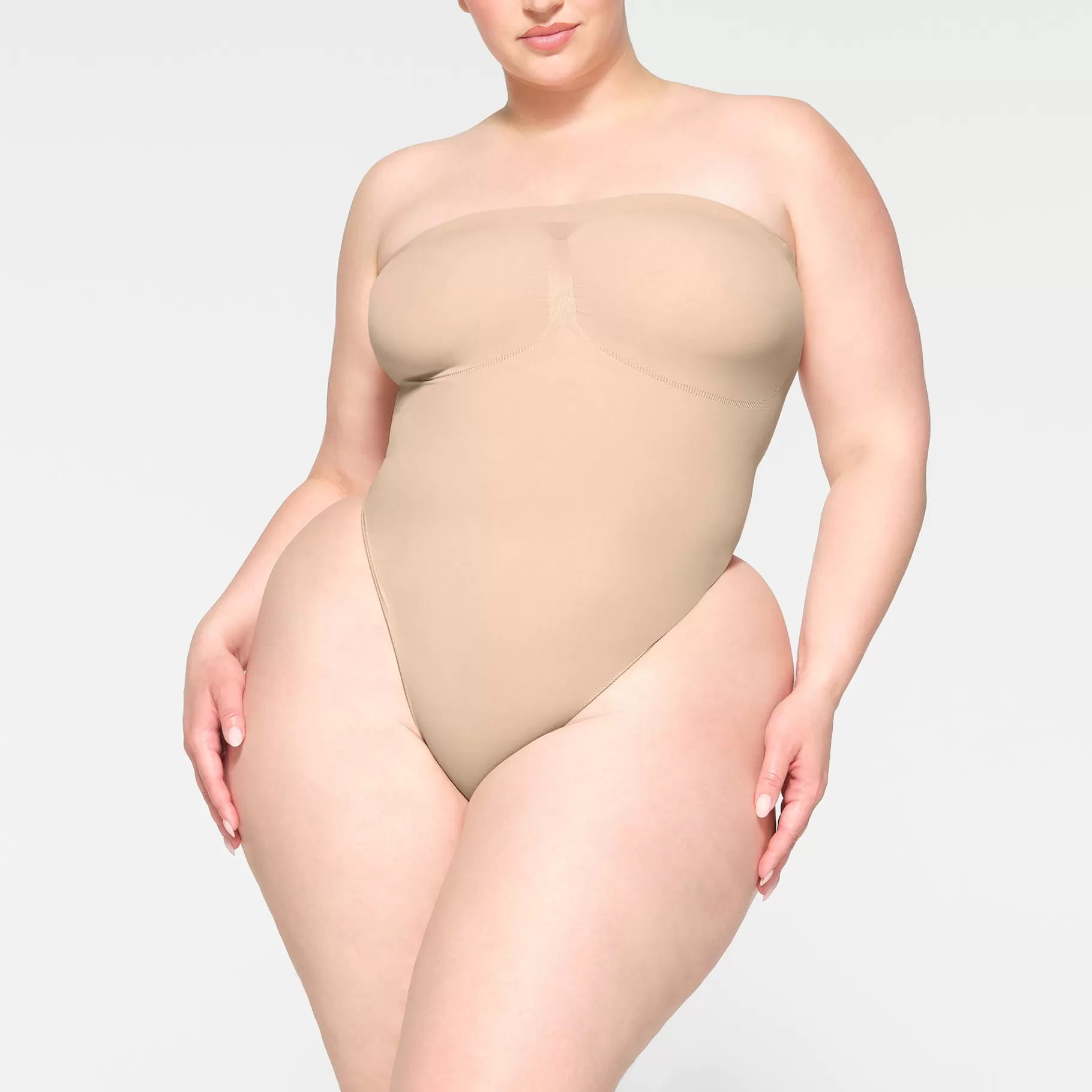 Skims shapewear bodysuits*SEAMLESS SCULPT STRAPLESS THONG BODYSUIT | MICA