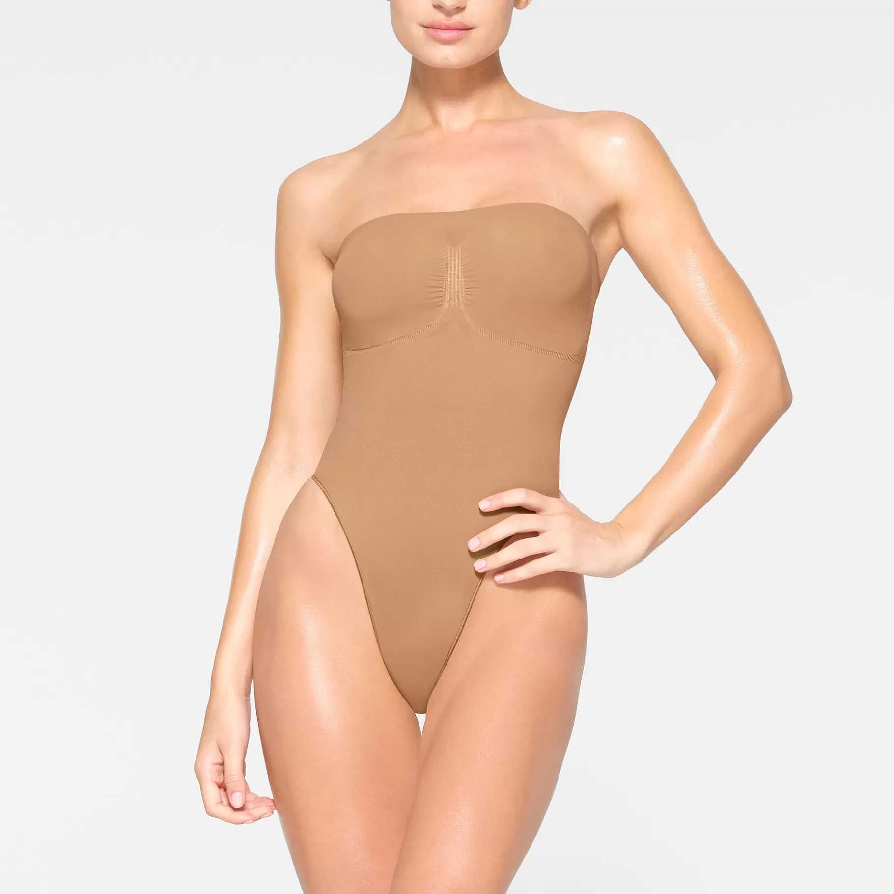 Skims shapewear bodysuits*SEAMLESS SCULPT STRAPLESS THONG BODYSUIT | OCHRE