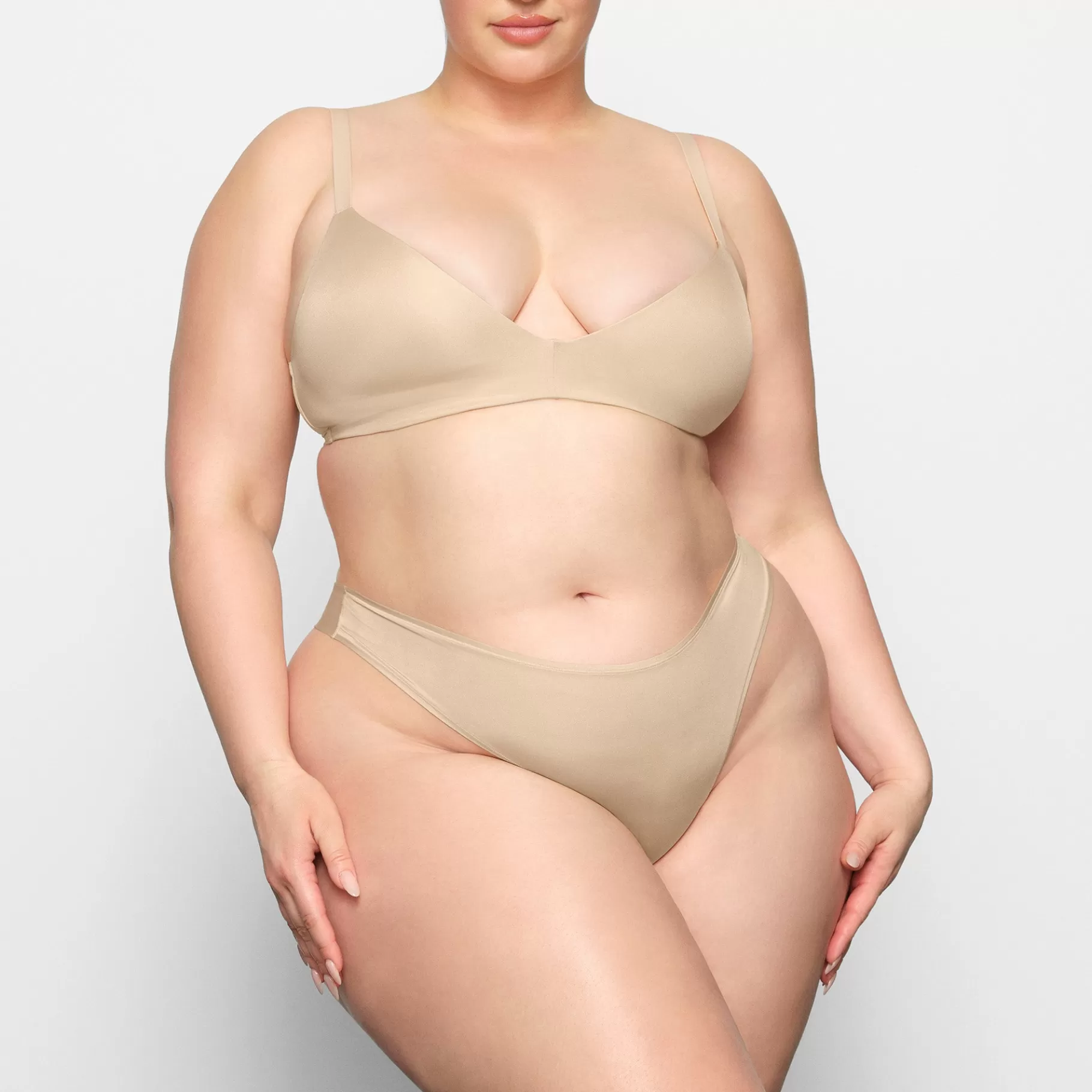 Skims lightly lined*WIRELESS FORM T-SHIRT DEMI BRA | SAND